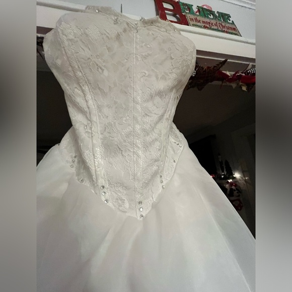 White, high-low, sleeveless, wedding dress - Picture 2 of 7